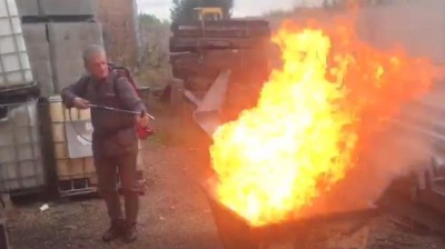 Un español crea un producto orgánico para extinguir incendios